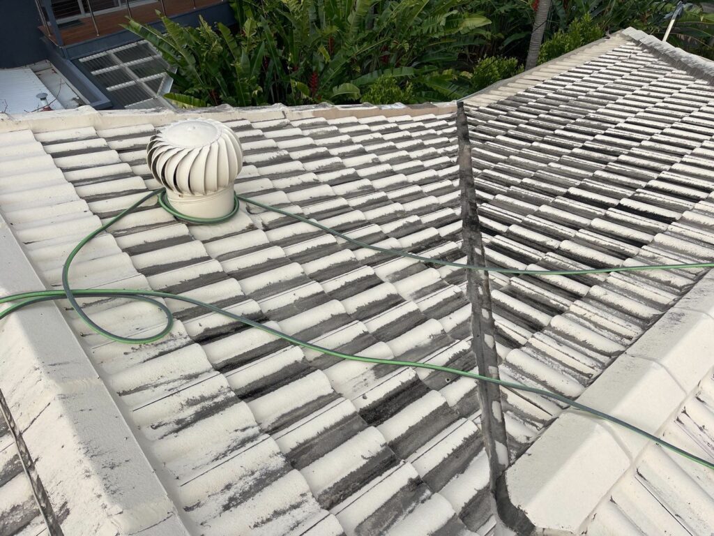 5 Ways That The Weather Can Impact Your Roof - soft wash roof on dirty white roof