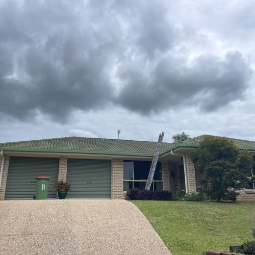 roof soft wash - suburban home